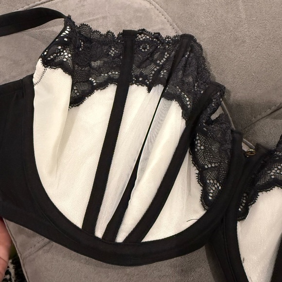 Cacique Black and White Lace Bra - Picture 5 of 5